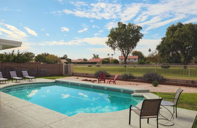 Relájese en la soleada Arizona con piscina climatizada y una hermosa vista