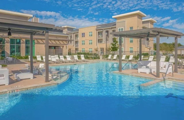 Relax in this Cozy 2BR in the Heart of Houston w/ a Pool
