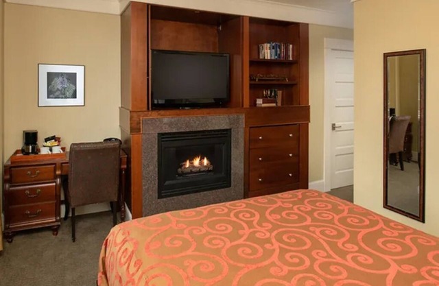 Relax in Victorian Room w/ Heated Tile Bathroom & River Views from Terrace