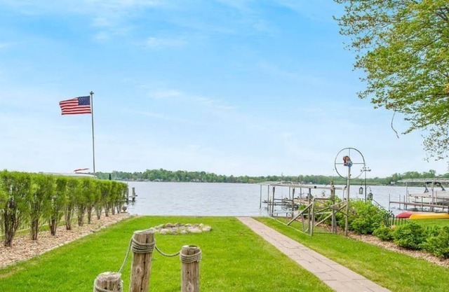 🌞 🐠 Relax Lakefront!! Jump right into Paw Paw Lake!!