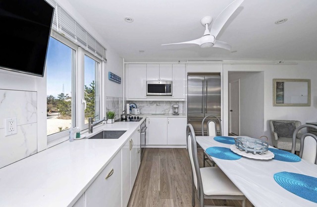 Relax'n white & blue 1-BR Apt w/ Balcony!