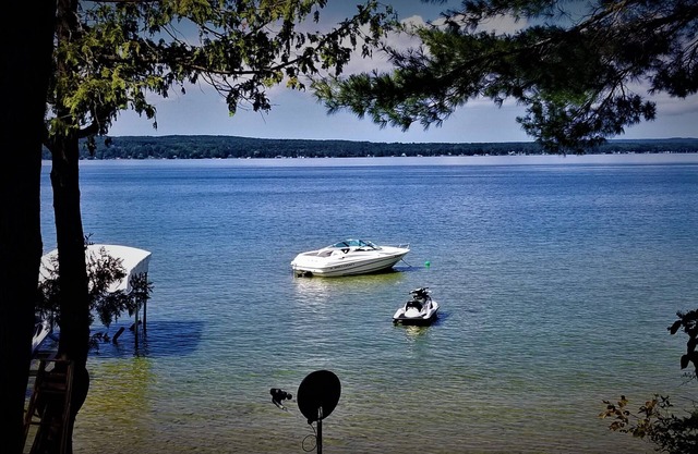 Relájese En Hermosa Burt Lake. Durante todo el año Comfort en este lago adelantado Chalet.