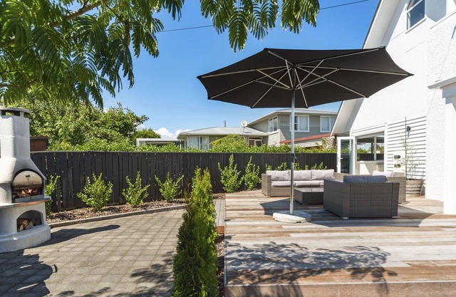 RELAX ON RAINBOW - TAUP? HOLIDAY HOME, with a garden in Rainbow Point
