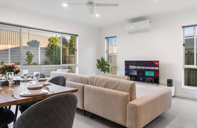Relax-Ready 4BR Near Bayside & Shops | Workspace