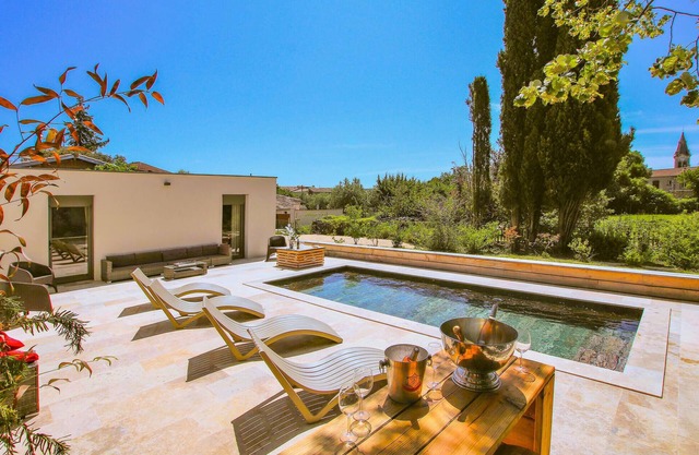 Relax to the fullest in this idyllically located vacation home with pool.