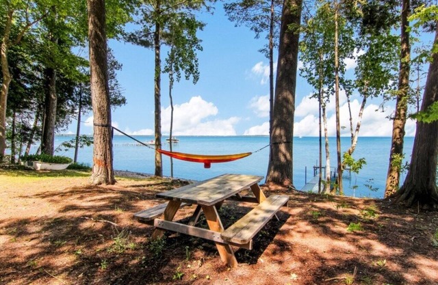 Relájese, descanse y recargue en Grand Traverse Bay en Blue Calm