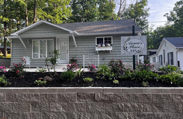 Relax & Unwind at Anna's Place! Stylish interior, gardens + a beautiful patio.