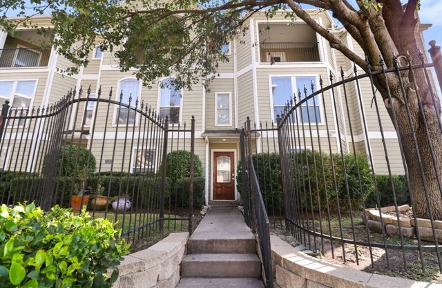 Relax & Unwind: Cozy Fall Home in The Heights