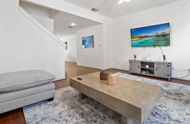 Relax & Unwind: Cozy Fall Home in The Heights