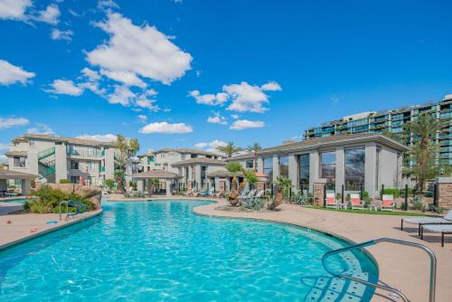Relax - Unwind -Pool - Hot Tub - Roku- King Suite - N248
