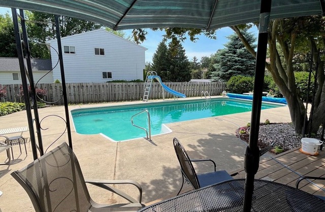 Relaxing 3bdr/2bth home with pool near MSU & parks