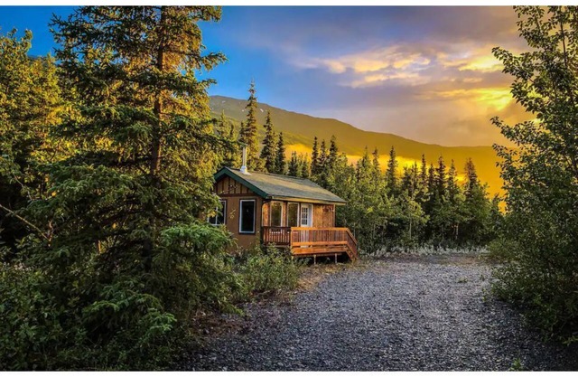 Relax with amazing 360° mountain views in this cozy Alaskan tiny cabin!