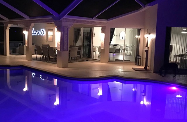 NUEVO! Elegante villa en Bonita Springs! Moderno, con una piscina de agua salada de gran tamaño.