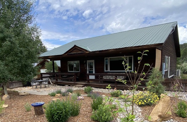 Relax with quiet mountain views just minutes from town!