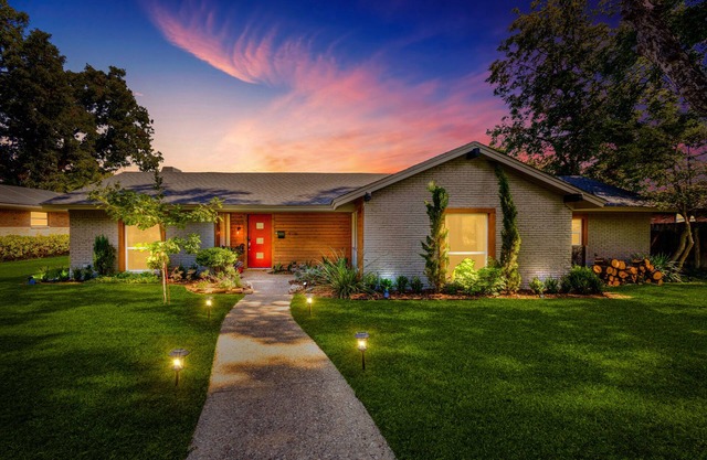 Relax with Style 5BD/4.5BA Location and Amenities