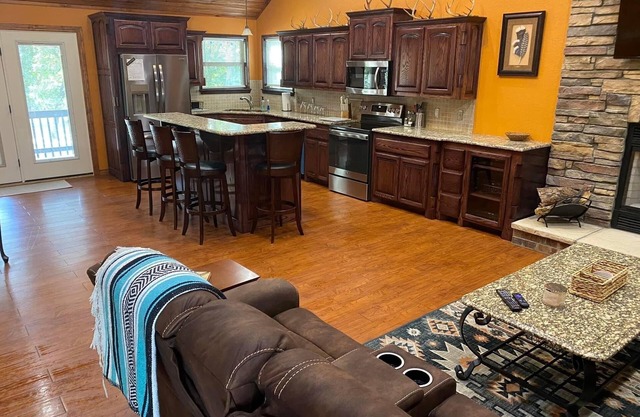 Relax with the whole family at this peaceful cabin in Woodhaven at Snake Creek!