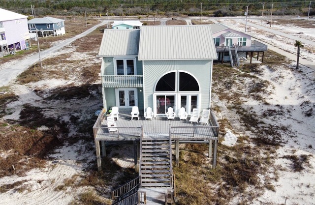 ¡Quédate en la playa! 2 pisos, 4 habitaciones, 3 baños. Perfecto frente a la playa.