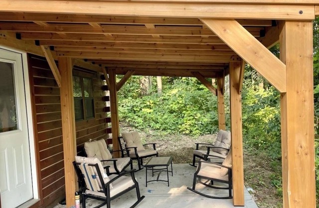 Relaxing 1-bedroom cabin with Loft, AC & WiFi on 5 acre timber w/ trails & views