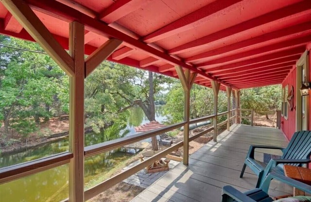 Relaxing 2-bedroom cabin on Lake Jean