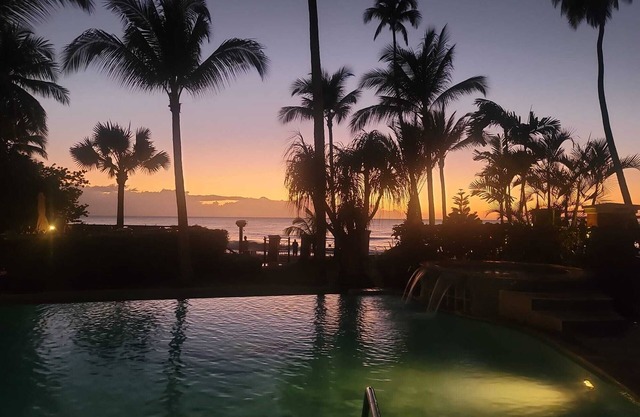 Relaxing 2-bedroom getaway with beach view and access.