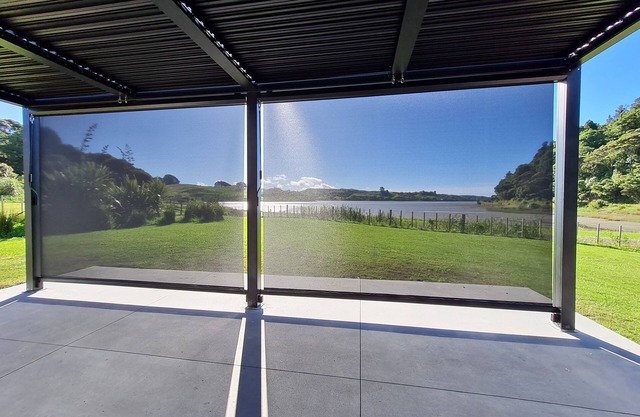 Relaxing 2 Bedroom home with Harbour views