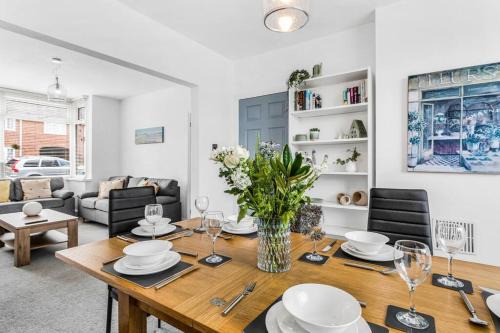 Relaxing 3 Bedroom Stay with Private TVs Near Ashby