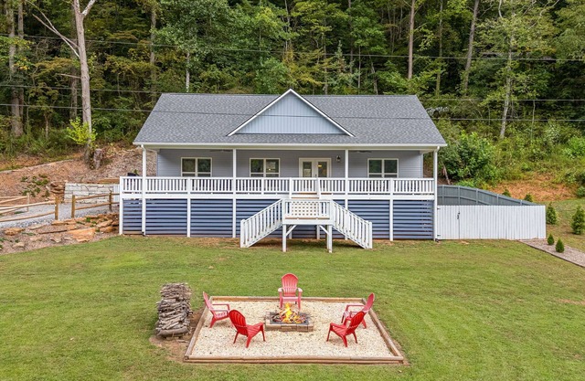 Relaxing 3BR/2BA Riverfront Home- Fully Fenced Yard, Pet Friendly, ADA compliant