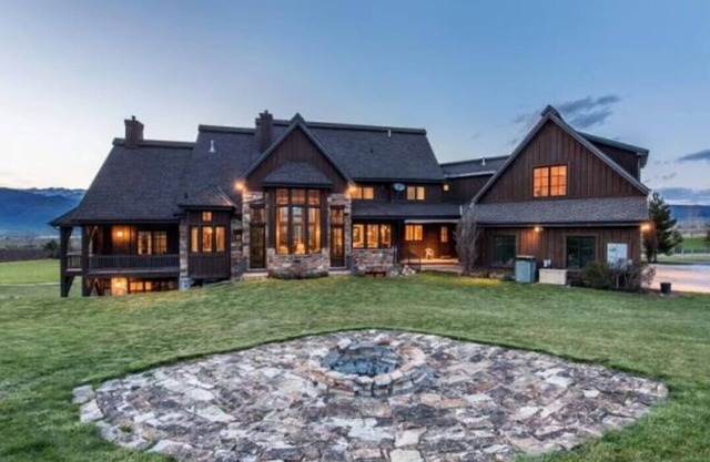 Relaxing 9,900 sqft 8B Rustic Estate on 40 acre Private Ranch with 2 Hot Tubs