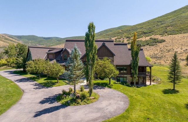 Relaxing 9,900 sqft 8B Rustic Estate on 40 acre Private Ranch with 2 Hot Tubs