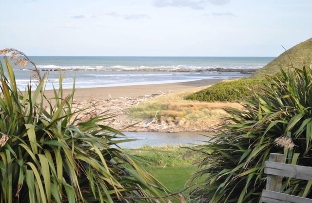 Relajante playa bach con vistas al mar