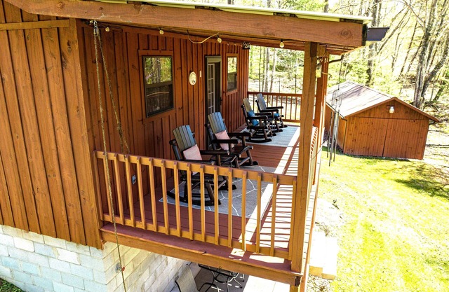 Relaxing cabin surrounded by woods. Near RRG/Cave Run/DBNF. Dog friendly!