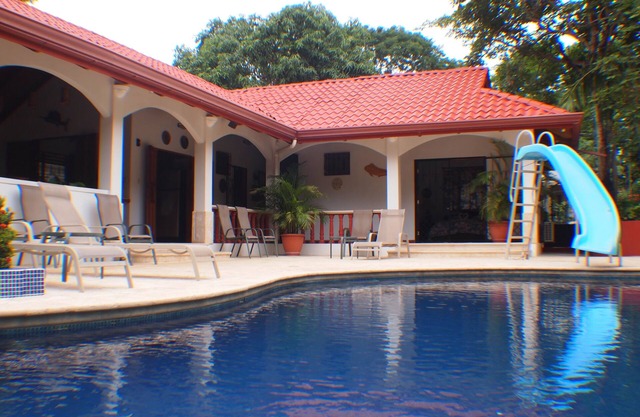 Relajante Carrillo Bay-Walk to Beach, restaurantes, 3-5 habitaciones, familias o grupos