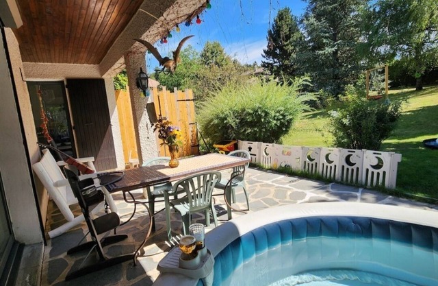 Relaxing country house with jacuzzi and games room
