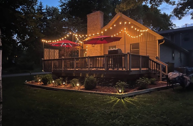 Relaxing Delavan home across street from lake sleeps 10, 4 bedrm.Dogs welcome!