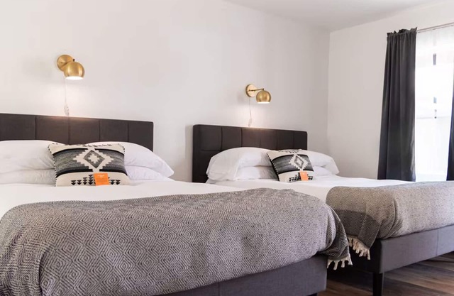 Relaxing Double Room, The Nightingale Motel, Group Stay, Near Wolf Creek Ski