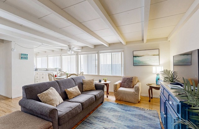 Relaxing duplex w/ private fenced patio - 200 feet to Pierpont Beach