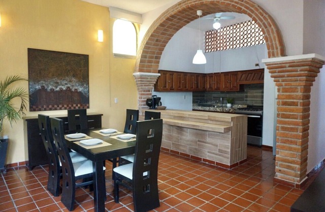 Relaxing Escape in a Local Neighborhood w/ Rooftop –Near Zona Romantica & Beach