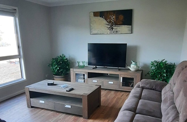 Relaxing family home in Ariah Park within the Temora Shire, with much to offer