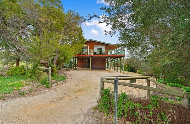 Relaxing family home with lake front views. Pets welcome