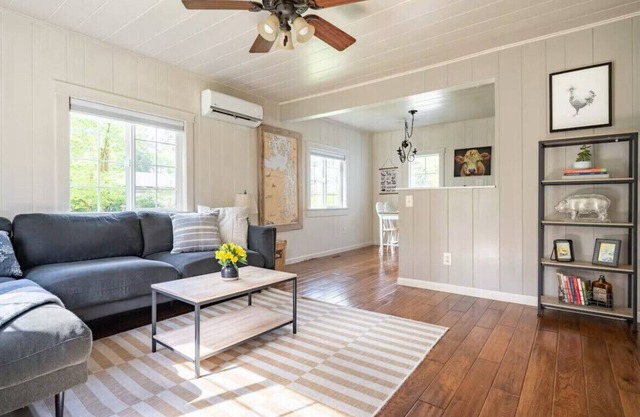 Relaxing Farm Retreat- fresh eggs provided with every stay!