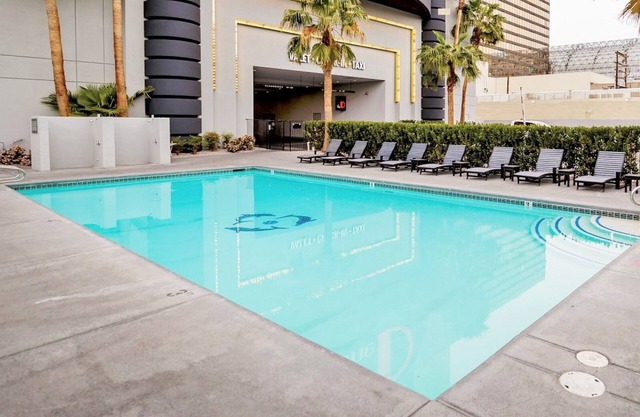 Relaxing Getaway! 2 Convenient Units, Pool, Free Parking