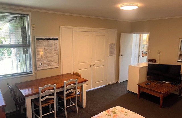 Relaxing Getaway, Close to Hospital & Amenities - Rabbit Cuddles Included!