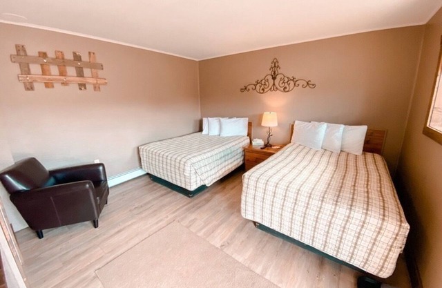 Relaxing Getaway in our Deluxe Room at Lodges of Oak Creek!