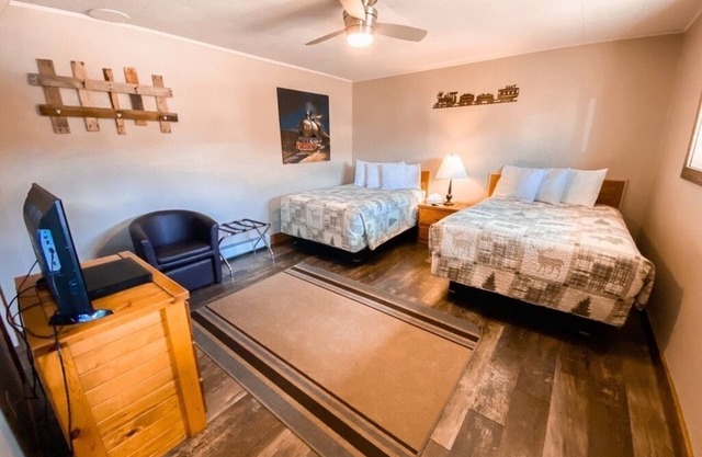 Relaxing Getaway in our Homespun Double Kitchenette at Lodges of Oak Creek!