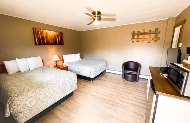Relaxing Getaway in our Woodsy Room at Lodges of Oak Creek!