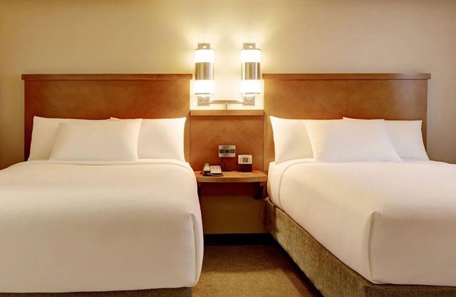 Relaxing Getaway! Swimming Pool, FREE Parking, Near LBJ Presidential Library!