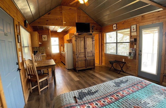 Relaxing Getaway at The Woods Cabin, Pet Friendly