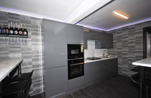 Relaxing Getaway With Hot Tub & Sauna Sleeps 6