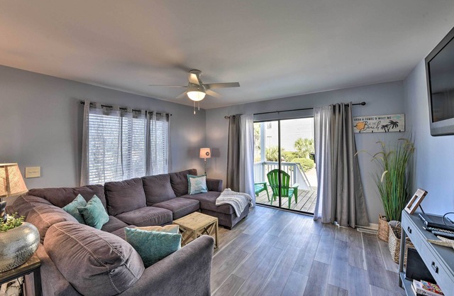 Relaxing Harbor Island Condo: Walk to the Beach!