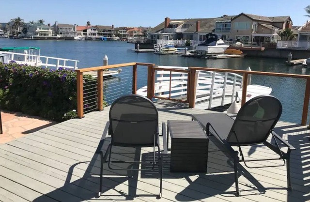 Relaxing Harbor Townhouse Minutes from the Beach